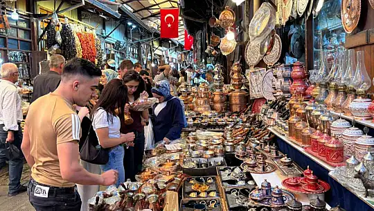 Çekiç seslerinin hiç susmadığı Gaziantep'teki Bakırcılar Çarşısı turistlerin gözdesi