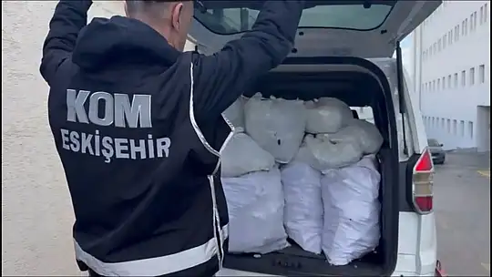 Çekicinin üzerindeki araçtan 480 adet tabanca ve ve 6 bin 812 adet silah parçası çıktı