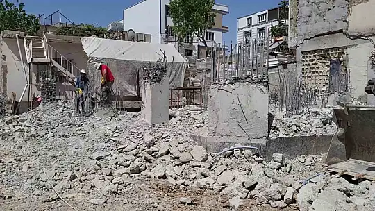Çevre, Şehircilik ve İklim Değişikliği ekipleri projeye uygun olmayan yapıları yıkıyor