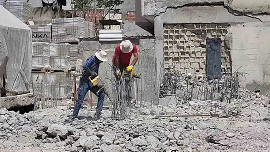 Çevre, Şehircilik ve İklim Değişikliği ekipleri projeye uygun olmayan yapıları yıkıyor
