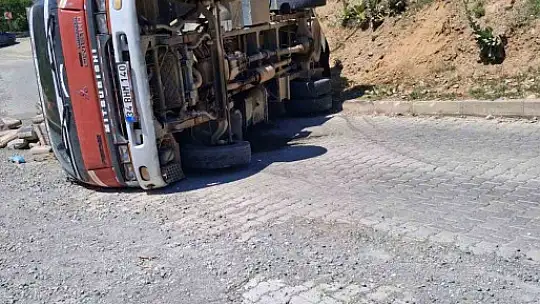 Çimento yüklü kamyon devrildi: 1 yaralı