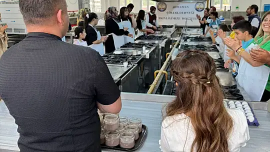 Çocuklar glütensiz kek yaptı