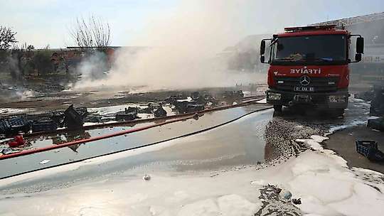Çocuklar oyun oynarken binlerce sebze ve meyve kasasını yaktı