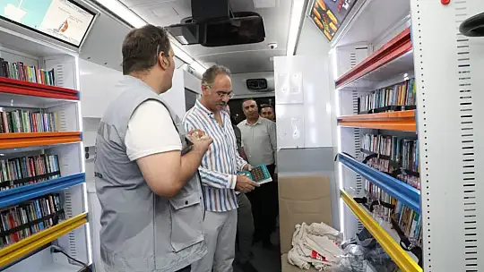 Çocuklar ve gençler gezici kütüphane etkinliğinde buluştu