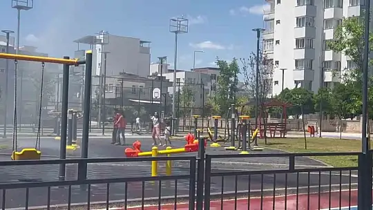 Çocukların yüzünü belediye personeli güldürdü