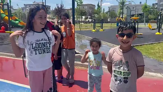 Çocukların yüzünü belediye personeli güldürdü