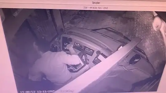 Çok sayıda yolcunun bulunduğu otobüse silahlı saldırı anı kamerada