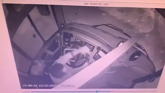 Çok sayıda yolcunun bulunduğu otobüse silahlı saldırı anı kamerada