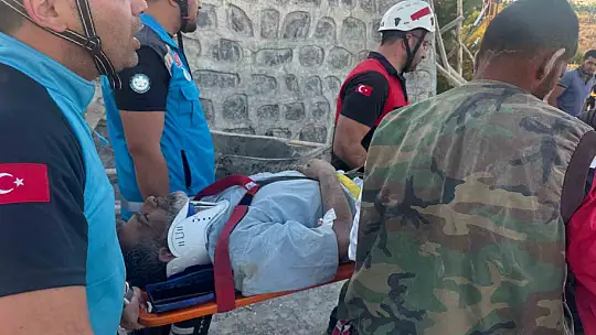 Çöken istinat duvarının altında kalan 4 işçi yaralandı