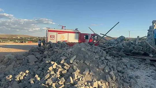 Çöken istinat duvarının altında kalan 4 işçi yaralandı