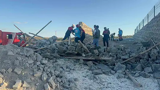 Çöken istinat duvarının altında kalan 4 işçi yaralandı
