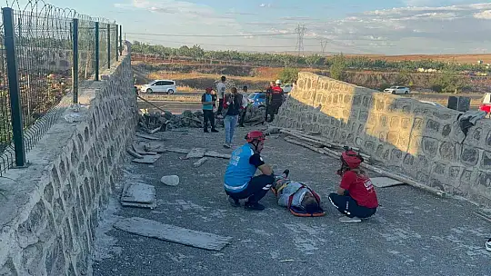 Çöken istinat duvarının altında kalan 4 işçi yaralandı