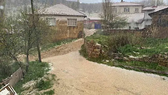 Çorum'da dolu yağışı etkili oldu: Tarlalar beyaza büründü