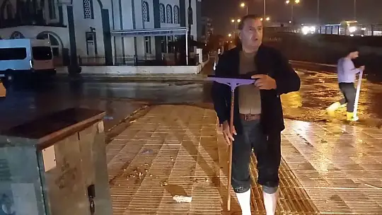 Çorum'da sağanak yağış ortalığı birbirine kattı! Yollar dereye döndü, ev ve iş yerlerini su bastı