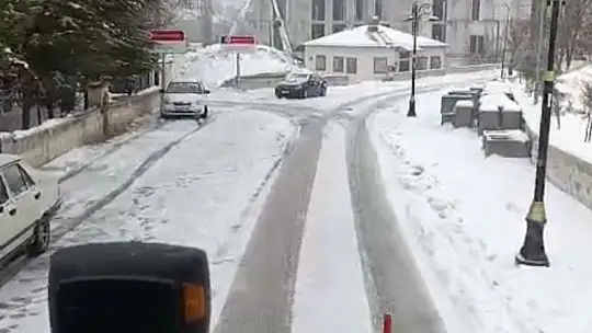 Darende Belediyesi'nin karla mücadele çalışmalarını aralıksız sürdürüyor