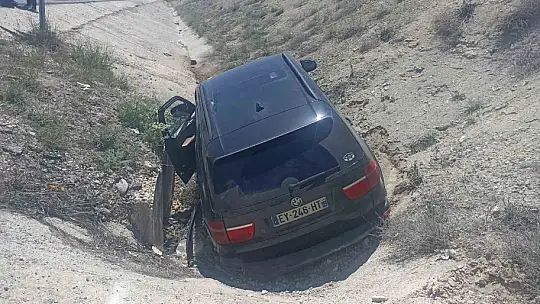 Darende'de araç yol kenarına devrildi: 1 yaralı