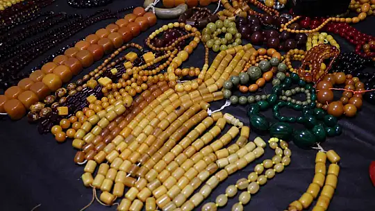 Değer biçilemiyor: Kur'an-ı Kerim'in 604 sayfası tespihe nakşedildi