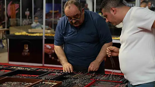 Değer biçilemiyor: Kur'an-ı Kerim'in 604 sayfası tespihe nakşedildi