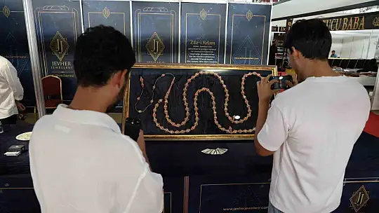 Değer biçilemiyor: Kur'an-ı Kerim'in 604 sayfası tespihe nakşedildi