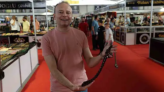 Değer biçilemiyor: Kur'an-ı Kerim'in 604 sayfası tespihe nakşedildi