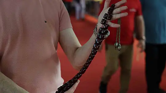 Değer biçilemiyor: Kur'an-ı Kerim'in 604 sayfası tespihe nakşedildi