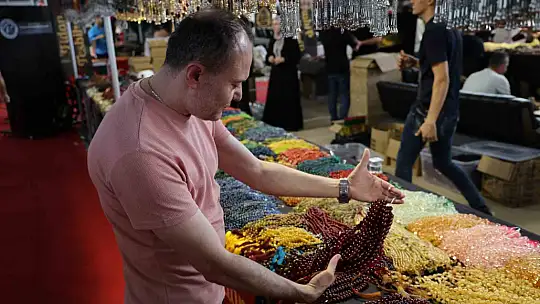 Değer biçilemiyor: Kur'an-ı Kerim'in 604 sayfası tespihe nakşedildi