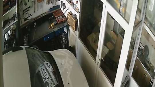 Deprem anında çocukların panik dolu kaçışı kamerada