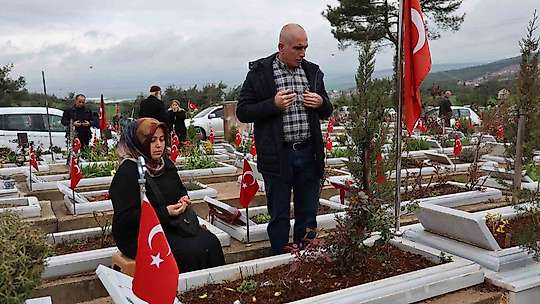 Deprem şehitliğinde hüzünlü bayram