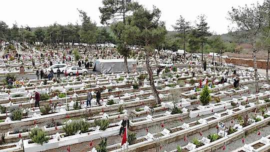 Deprem şehitliğinde hüzünlü bayram