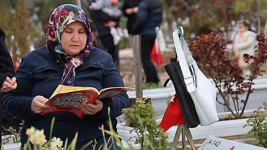 Deprem şehitliğinde hüzünlü bayram