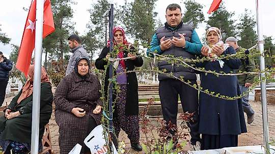 Deprem şehitliğinde hüzünlü bayram