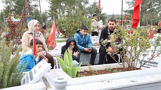 Deprem şehitliğinde hüzünlü bayram