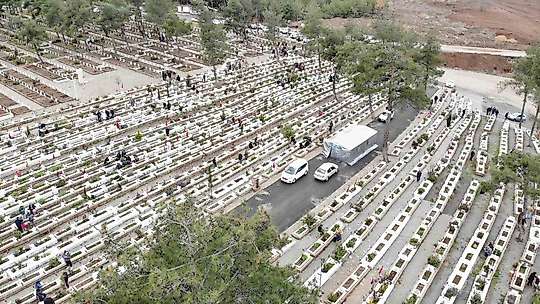 Deprem şehitliğinde hüzünlü bayram