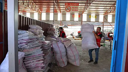 Deprem şehri Kahramanmaraş'ta esnaf, bin adet yorgan bağışı yaptı