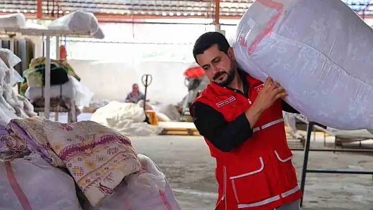 Deprem şehri Kahramanmaraş'ta esnaf, bin adet yorgan bağışı yaptı