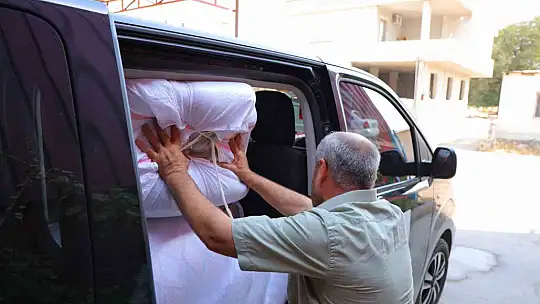 Deprem şehri Kahramanmaraş'ta esnaf, bin adet yorgan bağışı yaptı
