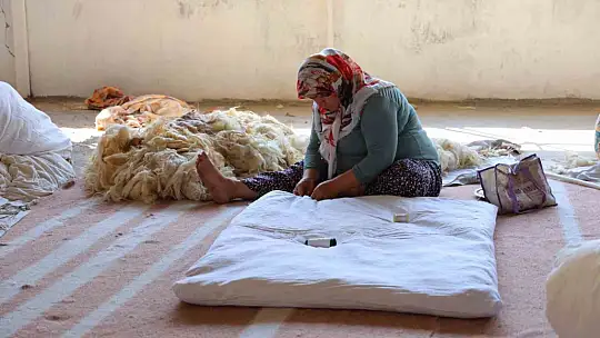 Deprem şehri Kahramanmaraş'ta esnaf, bin adet yorgan bağışı yaptı