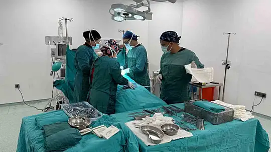 Deprem sonrası yeniden yapılan Nurhak Devlet Hastanesi'nde ilk ameliyat