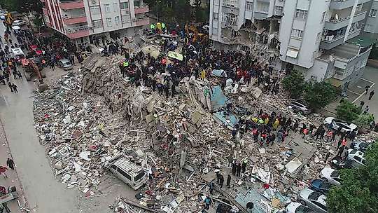 Depremde anne ve babasını kaybeden kadından Alpargün Apartmanı kararına tepki
