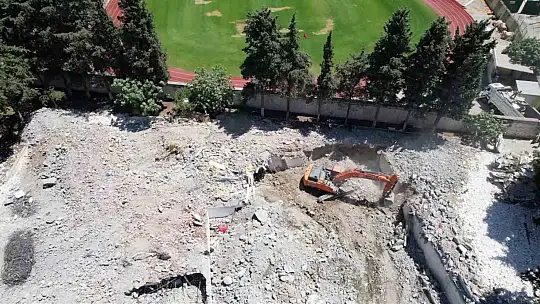 Depremde hasar gören 50 yıllık stadyum yerine yenisi yapılmak için yıkılıyor
