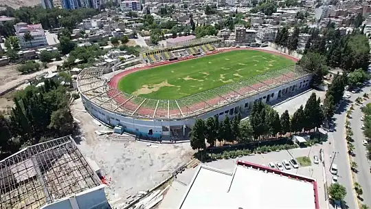 Depremde hasar gören 50 yıllık stadyum yerine yenisi yapılmak için yıkılıyor
