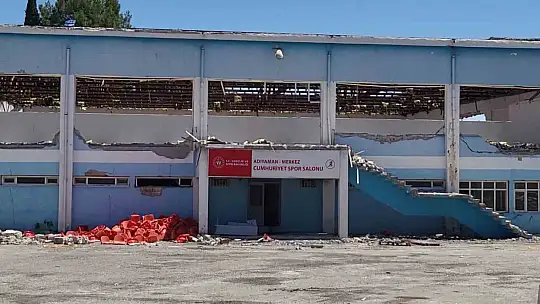 Depremde hasar gören 50 yıllık stadyum yerine yenisi yapılmak için yıkılıyor
