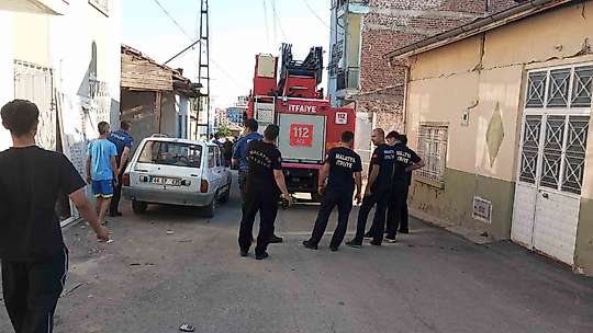 Depremde iki katlı müstakil evde kısmi göçük