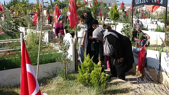 Depremde kaybettikleri yakınlarının mezarlarını ziyaret ettiler