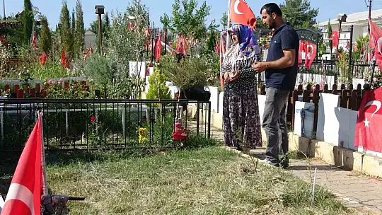 Depremde kaybettikleri yakınlarının mezarlarını ziyaret ettiler