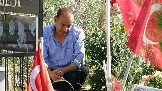 Depremde kaybettikleri yakınlarının mezarlarını ziyaret ettiler