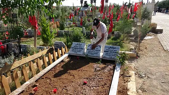 Depremde kaybettikleri yakınlarının mezarlarını ziyaret ettiler