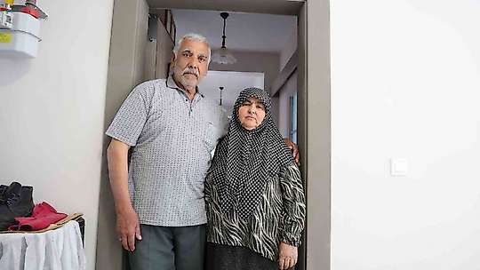 Depremzede çiftin yeni evlerinde ilk bayram heyecanı
