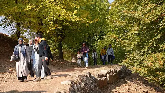 Depremzede öğretmenler doğa yürüyüşünde bir araya geldi