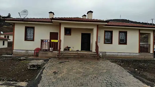 Depremzede vatandaş:  'Babamızın yapmadığını devletimiz yaptı'